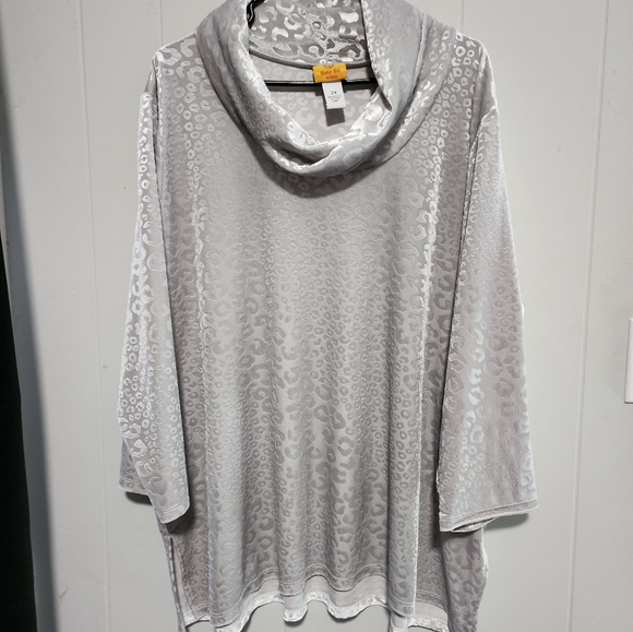 Ruby Ted NWOT Gorgeous Silver Velvet Cheeta Pattern Turtle Neck - Picture 8 of 16
